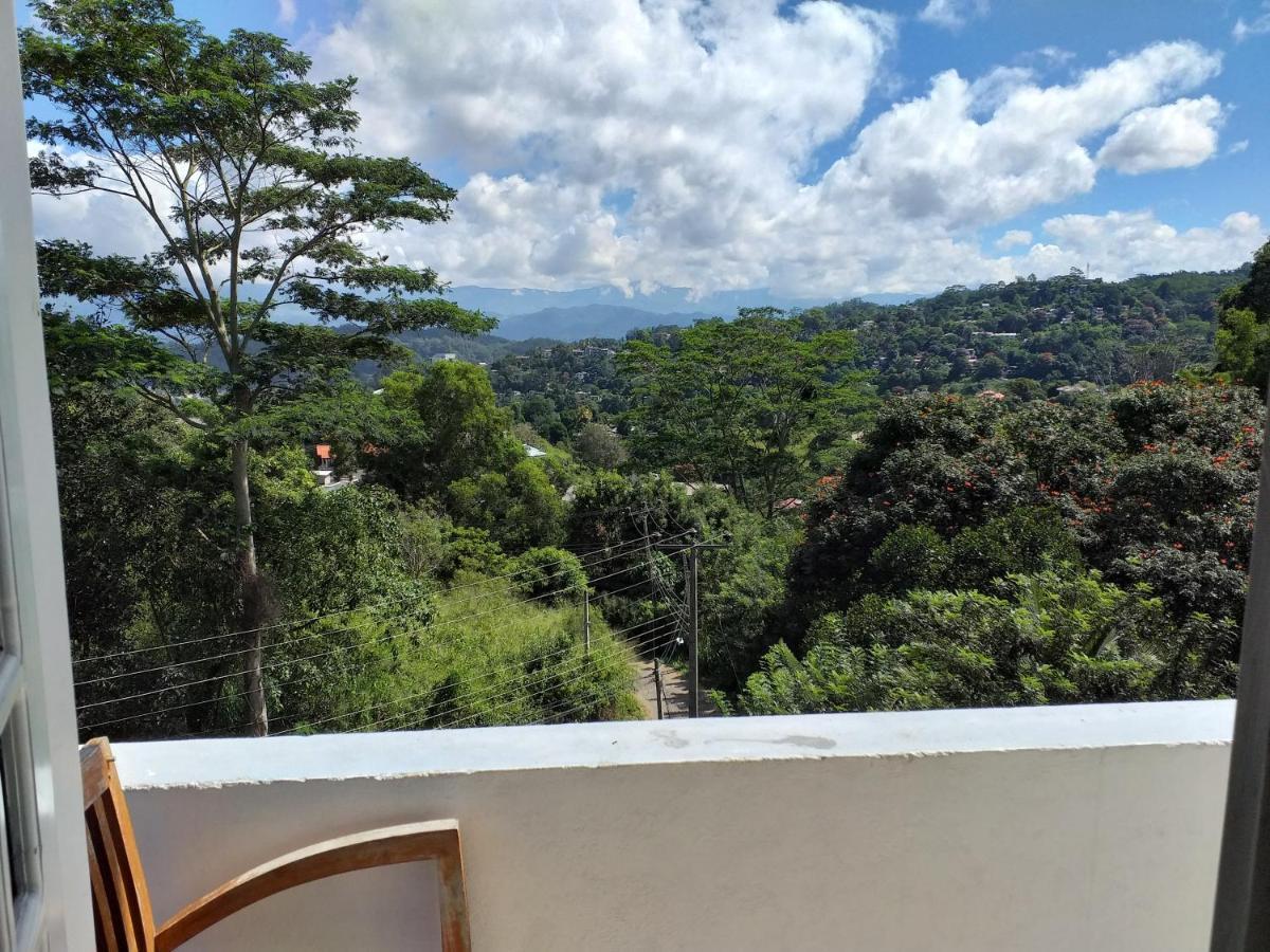 Crown Hills Kandy Inn Zewnętrze zdjęcie